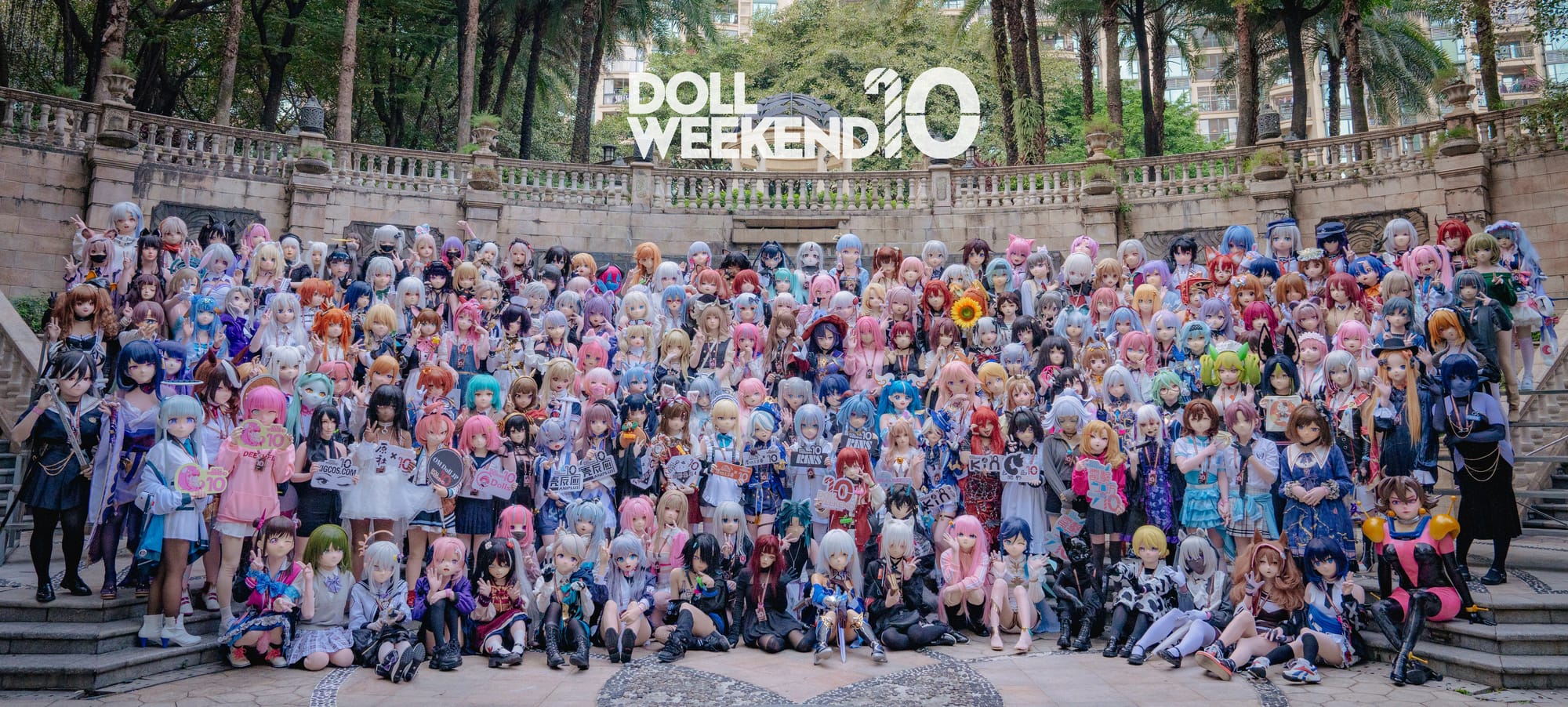 《Doll Weekend》 World’s Largest Cosplay Exhibition Arrives in China with Over a Thousand Cosplay Dolls Participating to Break a World Record.